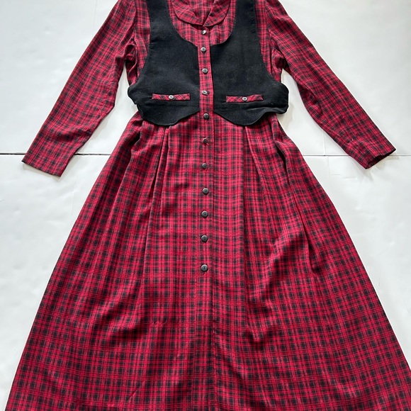 Vintage Expo Petite long dress size 10 
Made in USA
Faux vest - Picture 2 of 13